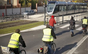 Les militants de l'association vélos déplorent les « discontinuités cyclables » le long de la ligne, qui les obligent parfois à rouler sur les voies des voitures.