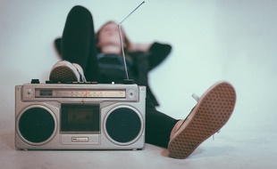 Une personne écoute la radio (image d'illustration).