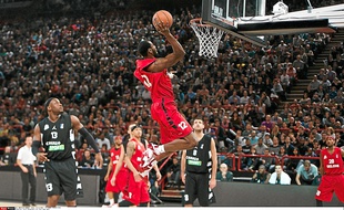 Ahmad Nivins part au dunk lors du dernier All Star Game dont il fut le meilleur marqueur (28 points).