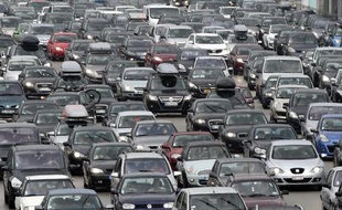 Un embouteillage sur l'autoroute A7 à la station de piège de Vienne, le 2 août 2014, journée de bouchons record