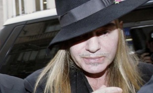 Le créateur John Galliano arrive au commissariat de police du 3e arrondissement de Paris, le 28 février 2011.