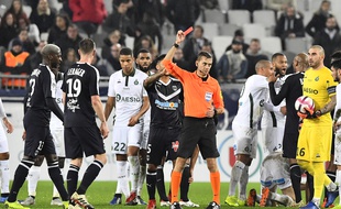 Clément Turpin a très rapidement infligé un carton rouge à Younousse Sankharé.