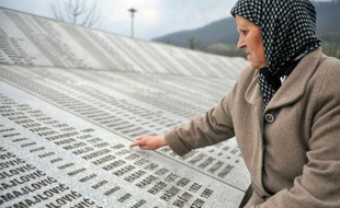 Bida Smajlovic, 64 ans, survivante du massacre de Srebrenica, le 24 mars 2016, au mémorial de Potocari, près de Srebrenica