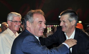 L'UMP n'a pas investi de candidat aux législatives de juin dans la circonscription de François Bayrou, candidat du MoDem à la présidentielle, contrairement au scrutin de 2007, où le député béarnais avait eu un UMP face à lui, a-t-on appris samedi de source UMP.