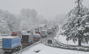 La neige a provoqué d'importants bouchons en Savoie ce vendredi sur les autoroutes et voies rapides. Illustration.