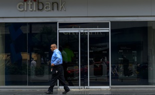 Un homme passe devant un établissement de la Citibank à Caracas, le 12 juillet 2016