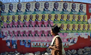 Des affiches du candidat du pouvoir Jovenel Moïse et de celui de l'opposition, Jude Célestin, le 6 novembre 2015 à Port-au-Prince
