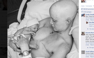 Une femme victime d'une mastectomie allaite son bébé pour la première fois.