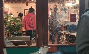 Plusieurs vitres du bar La Pinte Douce, à Lyon, ont été brisées lors de l'attaque perpétrée par des militants d'extrême droite, jeudi 19 décembre.
