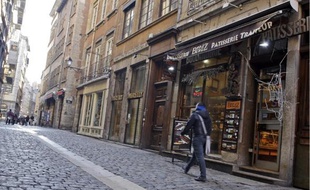 La victime a été tuée de plusieurs coups de couteau devant la boulangerie.