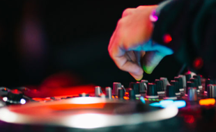 DJ aux platines