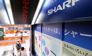 Publicités pour Sharp dans un magasin à Tokyo le 11 mai 2015