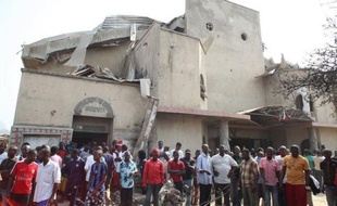 Une attaque par des hommes armés dans une église chrétienne du nord-est du Nigeria a fait six morts jeudi soir, au lendemain de l'expiration d'un ultimatum de la secte islamiste Boko Haram pour que les chrétiens quittent le nord musulman.