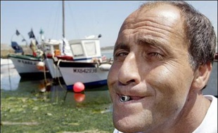 Le champion du monde du cracher de bigorneau, Alain Jourdren, a conservé son titre dimanche à Moguériec, près de Roscoff (Finistère), avec un jet à 10,21 mètres, tandis que son fils assurait la relève dans la catégorie adolescent, ont indiqué les organisateurs.