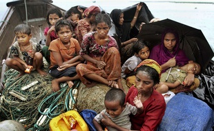 Des migrants Birmans dans un bateau en direction du Bangladesh