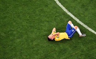 Un joueur brésilien au sol après la défaite face à l'Allemagne, le 8 juillet 2014