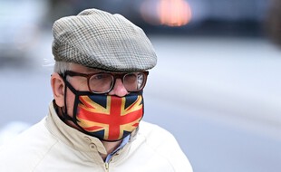 Un Britannique qui ne sait pas porter son masque. (illustration)