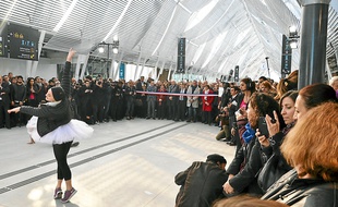 Un spectacle de Yann Lheureux a inauguré la nouvelle nef de la gare.