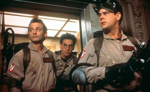 Bill Murray, Harold Ramis et Dan Aykroyd jouent des chasseurs de fantômes dans «Ghostbusters».