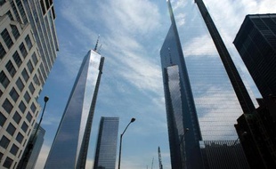 La résilience qu'il incarne et la flèche qui le coiffe ont valu mardi au One World Trade Center, érigé à New York à la place des tours détruites le 11 septembre 2001, d'être désigné plus haut gratte-ciel des Etats-Unis.