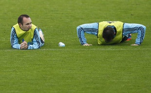 Andres Iniesta et Juanfran lors d'un entraînnement de l'Espagne, le 8 juin à Gniewino (Pologne).
