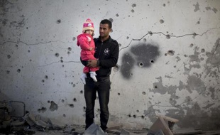 Cinq Palestiniens, quatre enfants et une femme, ont été blessés dans la nuit de mercredi à jeudi lors de plusieurs frappes aériennes israéliennes sur la bande de Gaza en réponse à des tirs de roquettes, selon des sources palestiniennes et israéliennes.