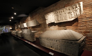 Toulouse, le 20 décembre 2012. La salle des sarcophages au Musée Saint Raymond qui fait partie des établissements de la carte Muséelibre.