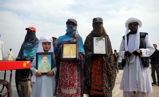 Turban en colimaçon, sourire d'ivoire et moustache fine dessinant un trait sous son nez, Mama Qadeer a usé ses semelles sur 2.000 kilomètres, à la tête de sa "longue marche" attendue ce weekend à Islamabad pour demander la libération des "personnes disparues" au Baloutchistan pakistanais.