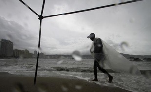 Un homme sur une plage à Acapulco lors du passage d'une tempête tropicale dans l'Etat du Guerrero, le 17 septembre 2014 au Mexique