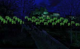 Les Eco-envahisseurs, clin d'oeil au jeu vidéo Space Invaders, pour la fête des Lumières 2010, à Lyon. Montée de la grande côte.