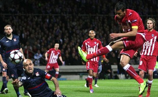 On ne dirait pas comme ça, mais c'est bien de la tête que Chamakh égalise en première mi-temps.