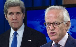 L'émissaire des Etats-Unis au Proche-Orient Martin Indyk (d) et le secrétaire d'état américain John Kerry en arrière-plan à Washington le 29 juillet 2013