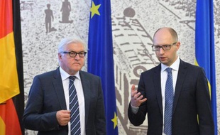 Le chef de la diplomatie allemande Frank-Walter Steinmeier en compagnie du Premier ministre ukrainien Arseni Iatseniouk, le 13 mai 2014 à Kiev