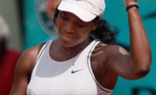 L'Américaine Serena Williams, tête de série N.5, a été éliminée vendredi au troisième tour de Roland-Garros par la Slovène Katarina Srebotnik (N.27) en deux sets 6-4, 6-4.