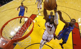 Dwyane Wade, joueur de Miami, marque lors du match 3 de la finale NBA contre le Thunder d'Oklahoma.