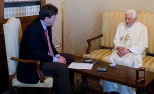 L'homosexualité est injuste, s'oppose à la volonté de Dieu et est inconciliable avec la vocation de prêtre, estime le pape Benoît XVI dans son livre-entretien présenté mardi à la presse, "Lumière du Monde", une position qui a suscité l'indignation des gays italiens.