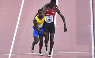 Mondiaux d'athlétisme: épuisé, un coureur du 5.000 m finit sa course soutenu par un concurrent