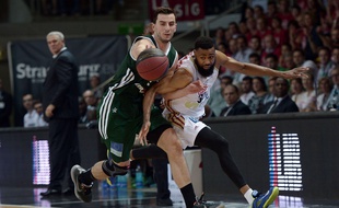 Le Strasbourgeois Anthony Dobbins à la lutte avec le Limougeaud Antoine Westermann lors de l'épisode 1 de la finale de Pro A perdu par la SIG (68-70), le 12 juin 2015 au Rhenus de Strasbourg.