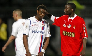 Le Lyonnais Frédéric Piquionne est consolé par le Monégasque Gosso, le 12 avril 2009 à Gerland
Le Lyonnais Frédéric Piquionne est consolé par le Monégasque Gosso, le 12 avril 2009 à Gerland.