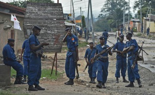 Des policiers à Bujumbura lors d'une manifestation contre le président le 20 mai 2015
