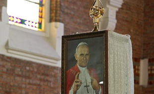 Un portrait de Jean-Paul II, lors d'une messe pour l'installation d'une relique de Saint Jean-Paul II en l'église polonaise Notre Dame des mineurs, à Waziers (Nord) le 4 mai 2014.