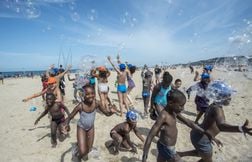 Quelque 40.000 enfants oubliés des vacances attendus au pied de la tour Eif…