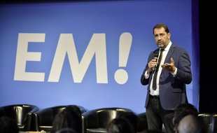 Le ministre Christophe Castaner devant un panneau avec le logo En Marche! le 29 septembre 2018 à Rennes