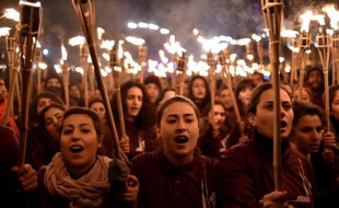 Lors de la commémoration du génocide arménien des participants à la manifestation défilent avec des torches le 24 avril 2015 à Erevan