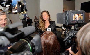 Trois gardes du corps de la star du football américain Tom Brady et du top model brésilien Gisele Bündchen ayant tiré en 2009 sur des photographes, dont un de l'AFP, seront jugés pour "tentative d'homicide" fin septembre au Costa Rica.