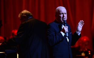 Le chanteur Frank Sinatra Jr. en concert à Miami le 11 mars 2016
