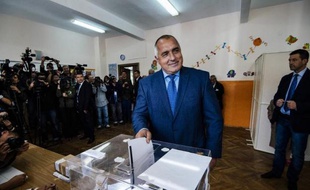 L'ex-Premier ministre Boïko Borissov dépose son bulletin dans l'urne, le 5 octobre 2014 à Sofia
