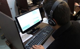 Le pouvoir iranien a de nouveau coupé sans explications cette semaine l'accès à la plupart des messageries et sites internet étrangers, suscitant une flambée de critiques jusqu'au sein du camp conservateur qui dirige le pays.