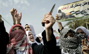 Des étudiants palestiniens manifestent contre Israël dans la bande de Gaza, à Khan Yunis, le 18 octobre 2015