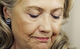 TOPSHOTS La secrétaire d'Etat américaine Hillary Clinton a dénoncé jeudi le film dénigrant l'islam et qui provoque la colère de musulmans contre les Etats-Unis comme "une vidéo écoeurante et condamnable" avec laquelle "le gouvernement américain n'a absolument rien à voir".